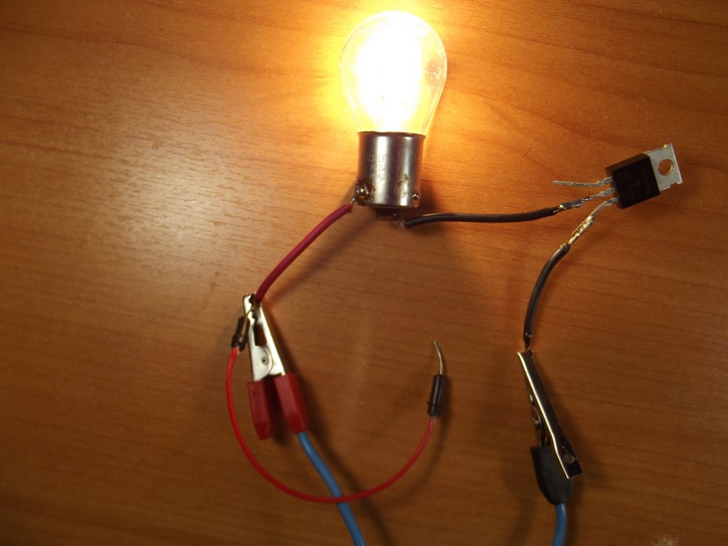 Почему полевой транзистор пропускает ток